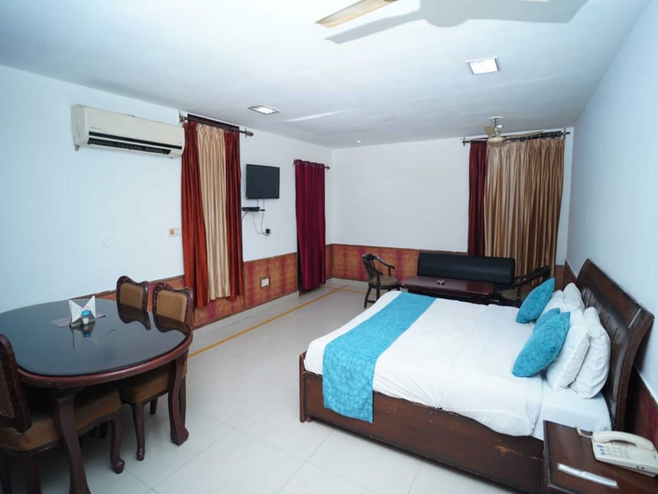 Deluxe Room | 1 bedroom, desk, iron/ironing board, free WiFi