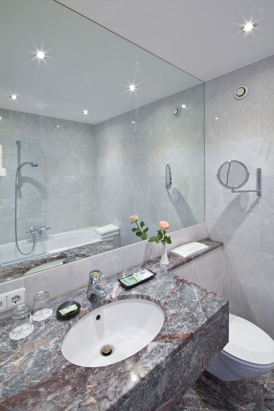 Combined shower/tub, hair dryer, towels