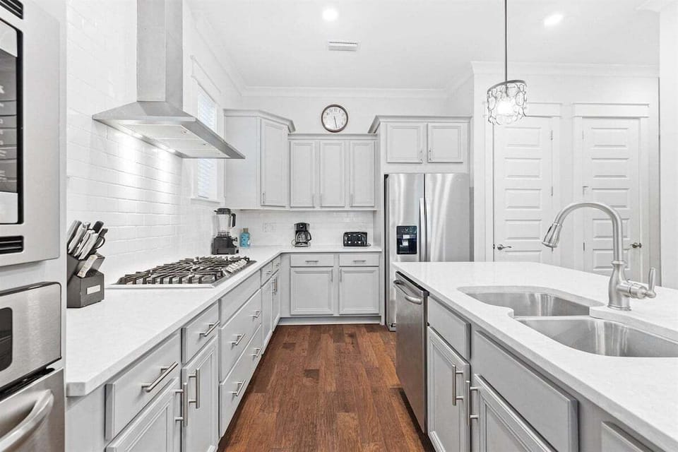 Stainless steel and bright white quartz - so chic!!
