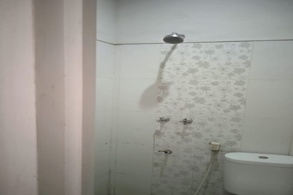Economy Double Room | Bathroom | Shower