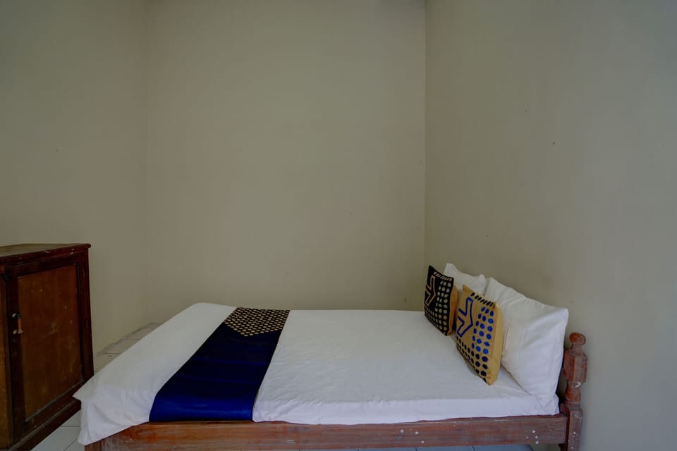 Economy Double Room | Laptop workspace, free WiFi, bed sheets