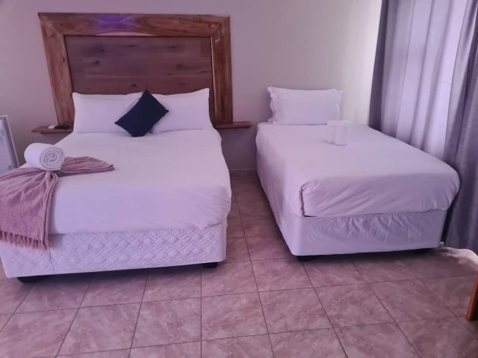 Desk, laptop workspace, soundproofing, WiFi (free)