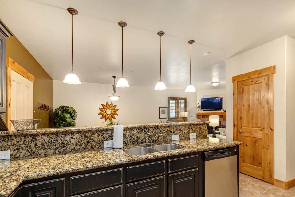 Vacation Rentals in Park City at Bear Hollow Lodges 4201: Fully-equipped kitchen with stainless steel appliances