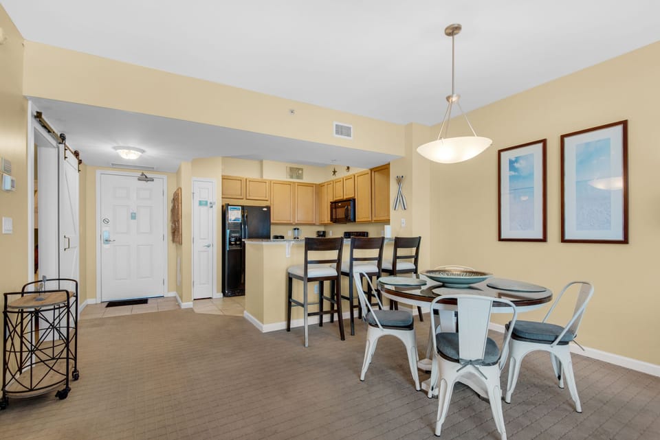 Dining plus eat-in bar seating