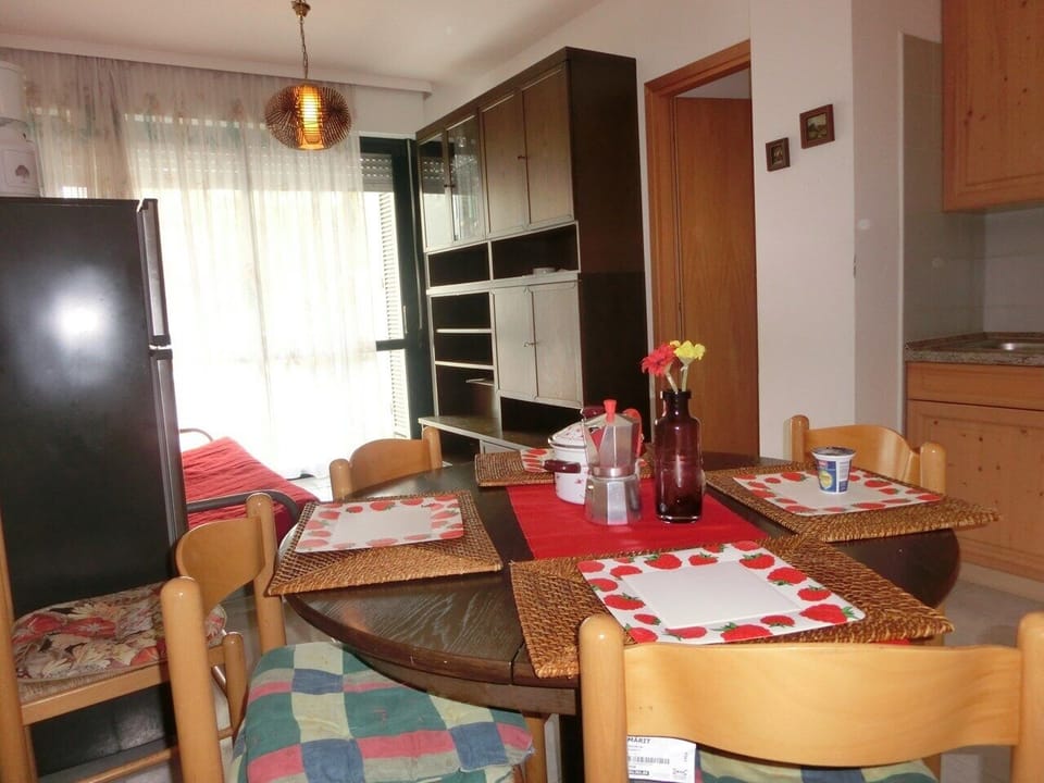 Apartment, 2 Bedrooms, Balcony, Garden View | Dining room