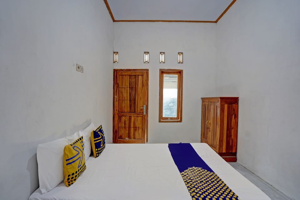 Laptop workspace, free WiFi, bed sheets