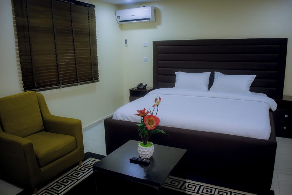 1 bedroom, Egyptian cotton sheets, premium bedding, Tempur-Pedic beds