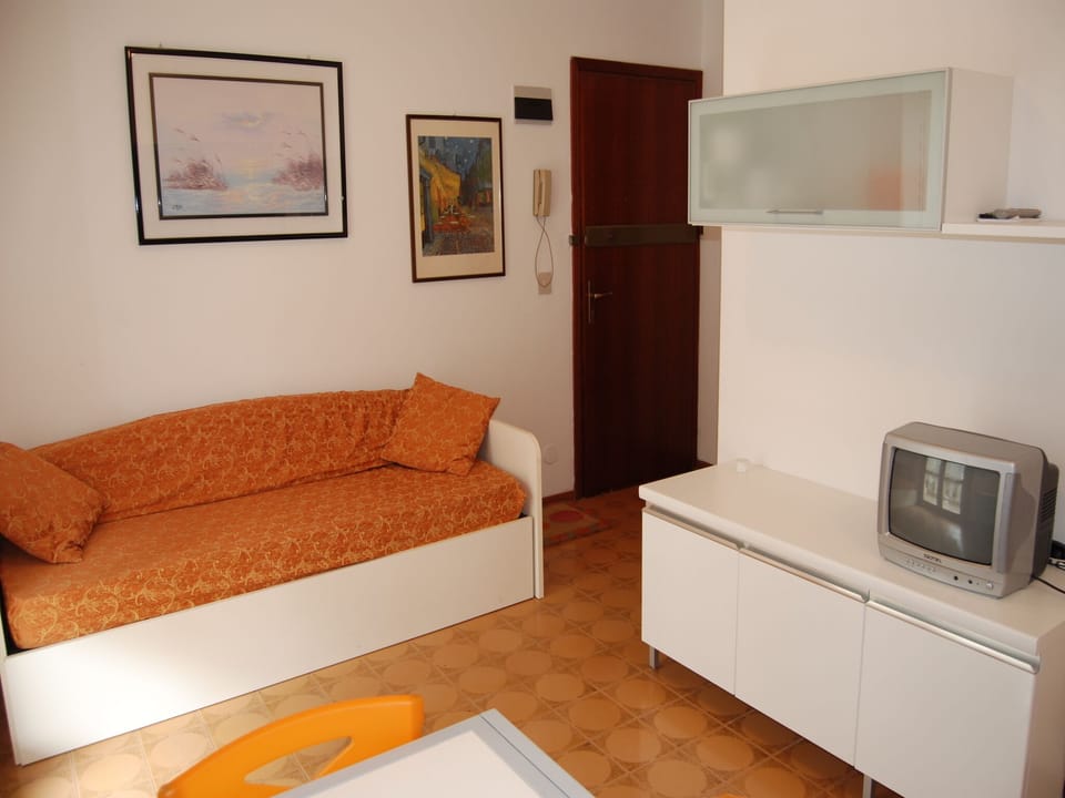 Apartment, 1 Bedroom, Garden View | Living room