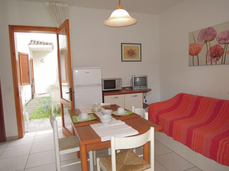 Apartment, 2 Bedrooms, Patio, Garden View | Interior