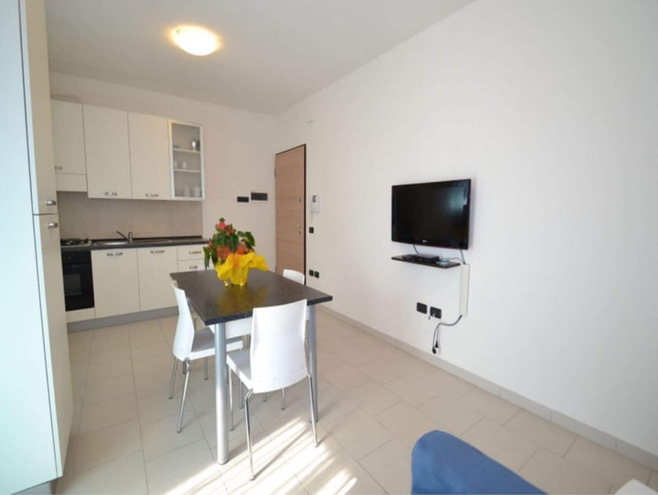 Apartment, 2 Bedrooms, Balcony, City View | Dining room