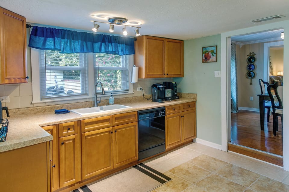 Kitchen | Cooking Basics | Coffee Maker | Paper Towels/Trash Bags Provided