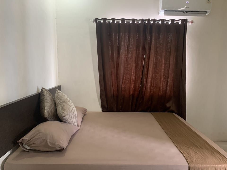 Standard Double Room | Desk, laptop workspace, WiFi (free), bed sheets