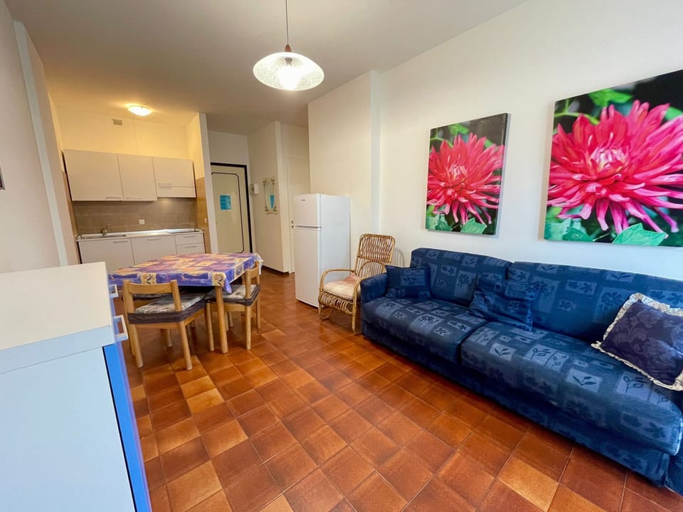 Apartment, 1 Bedroom, Balcony, Pool View | Living room