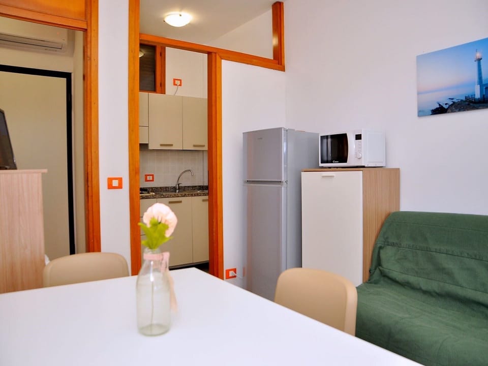 Apartment, 1 Bedroom, Balcony, Garden View | Dining