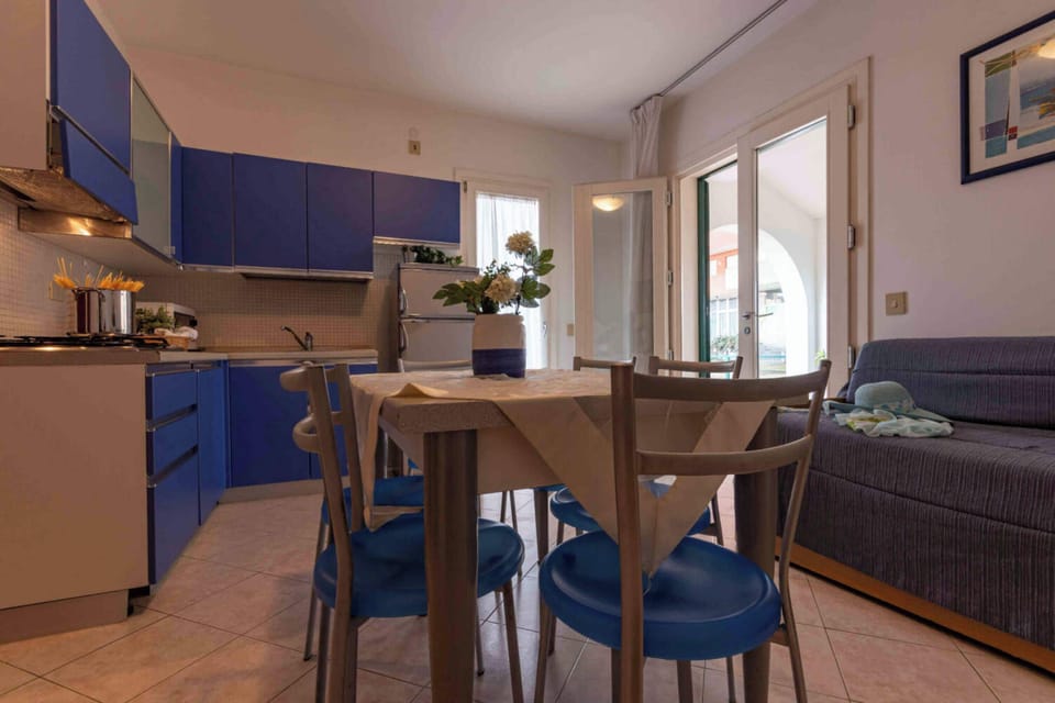 Apartment, 2 Bedrooms, Balcony, Garden View | Dining room