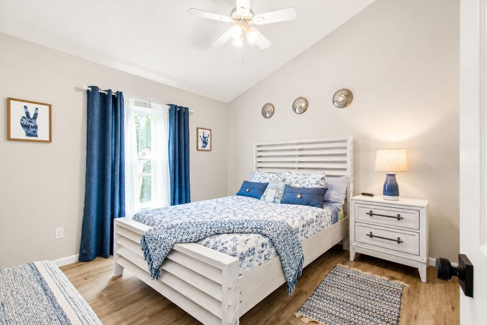Queen bed 