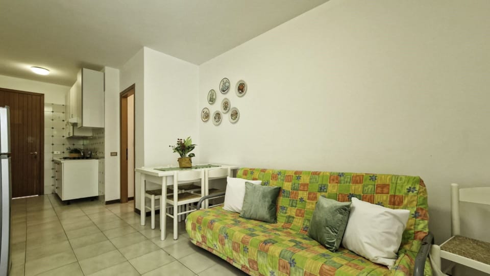 Apartment, 2 Bedrooms, Patio, Garden View | Living room