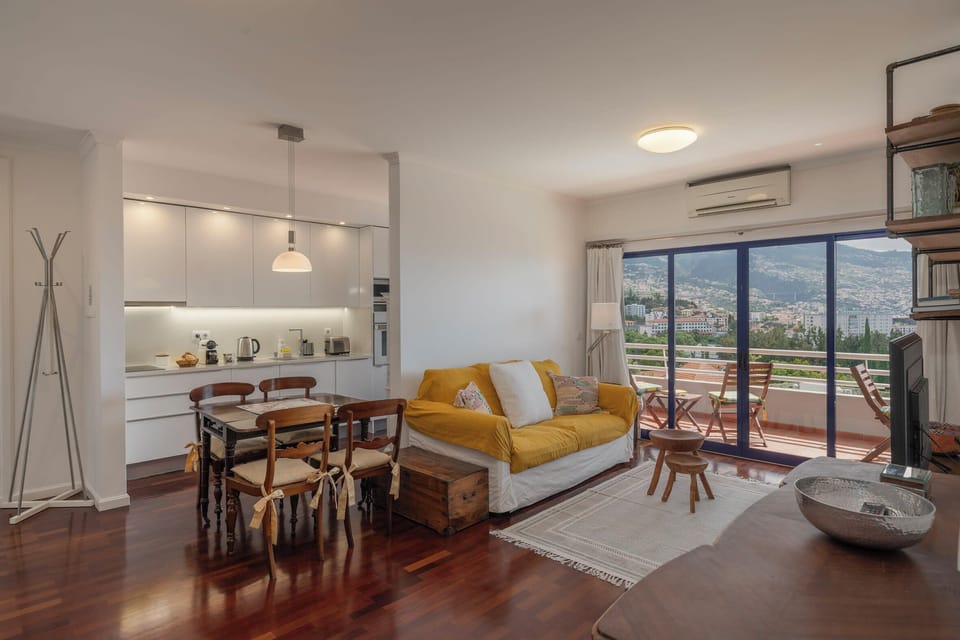 Livingroom and kitchen