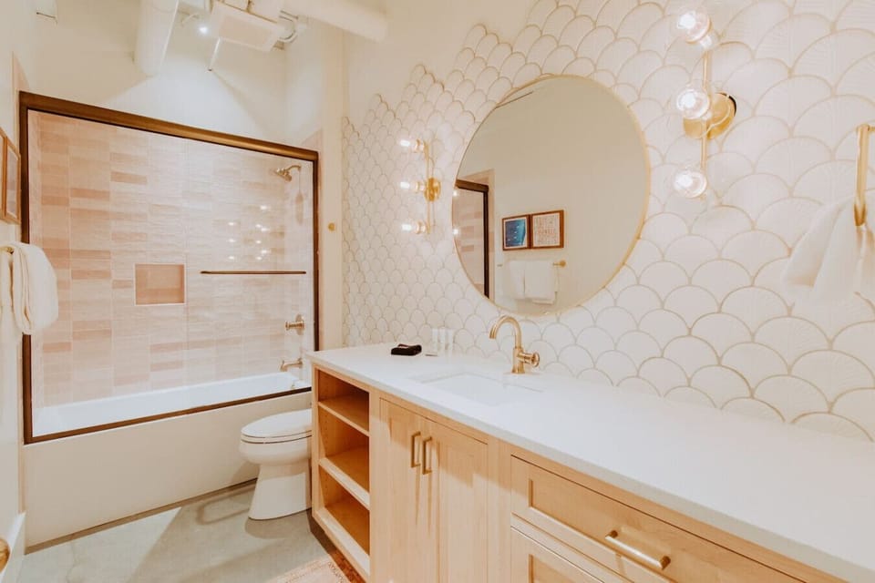 Shell yeah! This bright and beachy bath is full of glam touches, from the golden fixtures to the scalloped mermaid tile. Whether it’s bath time with the kids or a long soak with bubbles, this space is made for pampering.