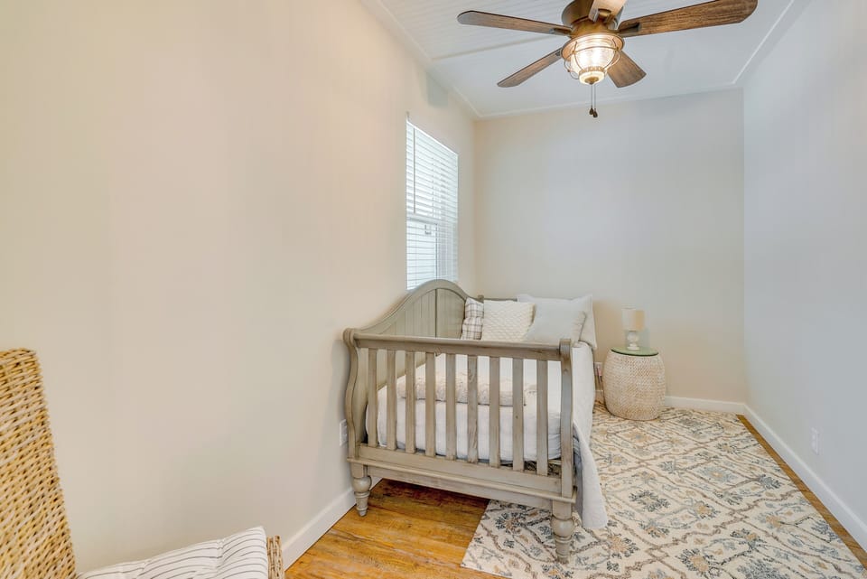 Bedroom | Twin Daybed | Linens Provided