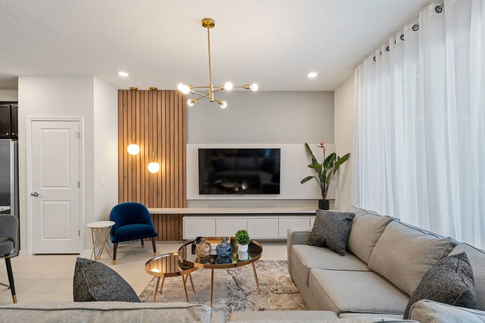 Spacious Living Room: Relax in Style and Comfort