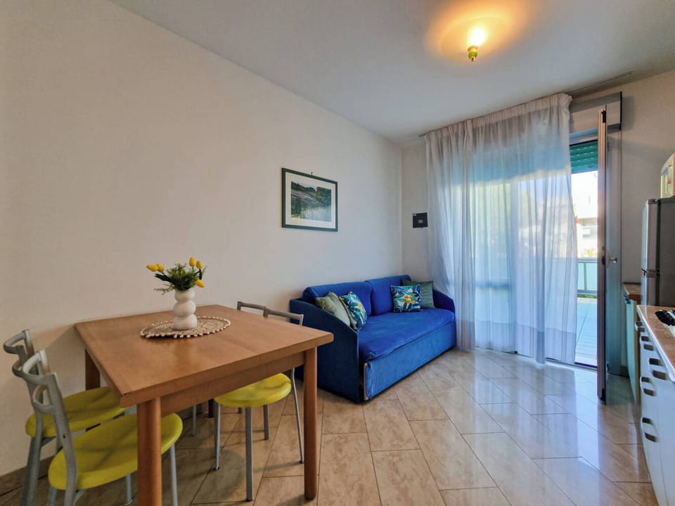 Apartment, 1 Bedroom, Balcony, City View | Living room