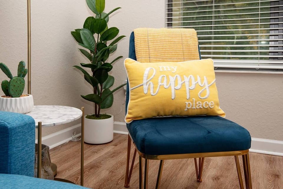 Take a seat! Relax! And enjoy your tropical courtyard views. A stylish experience awaits you.