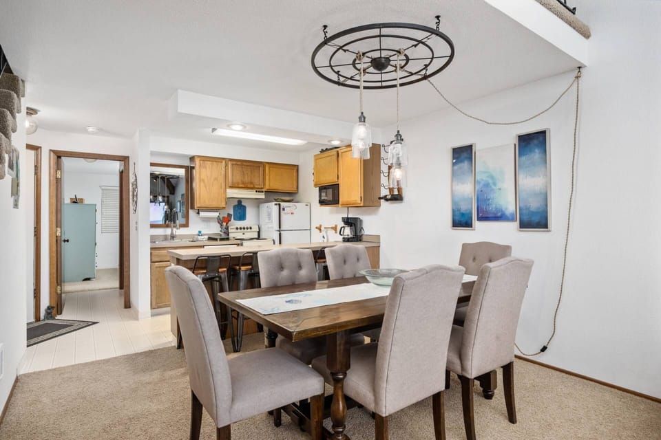 Our team loves to recommend great places to eat and drink. Reach out to us so we can tell you all about our favorite spots in Rockaway Beach!