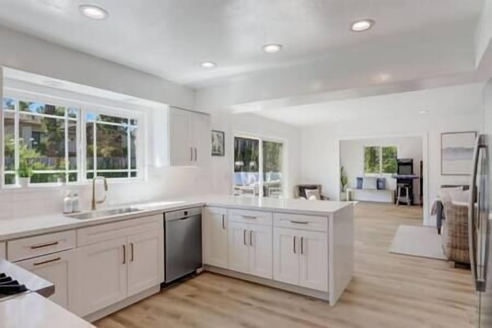 Remodeled kitchen, views of pool and spa