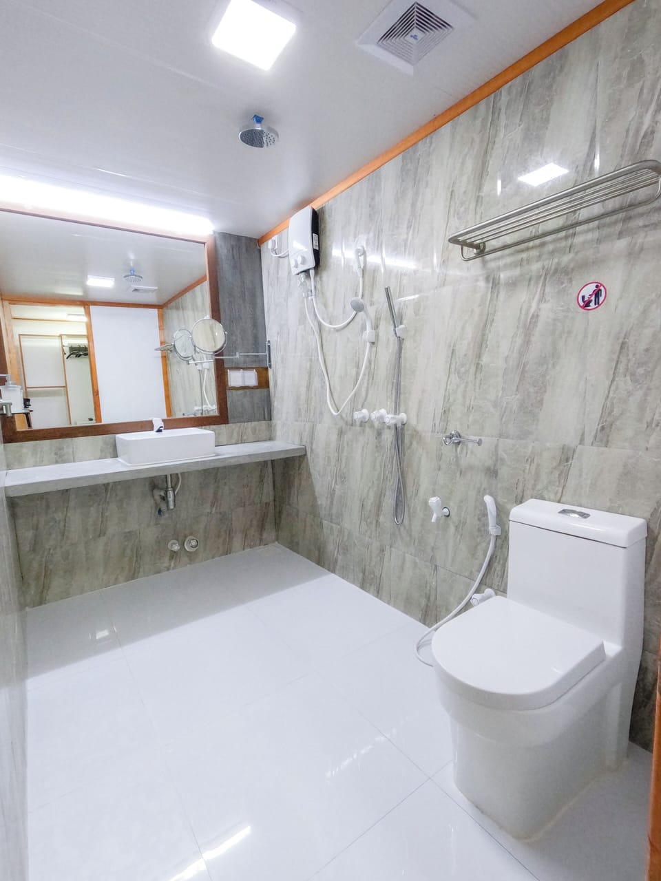 Deluxe Double or Twin Room | Bathroom | Shower, rainfall showerhead, hair dryer, bidet