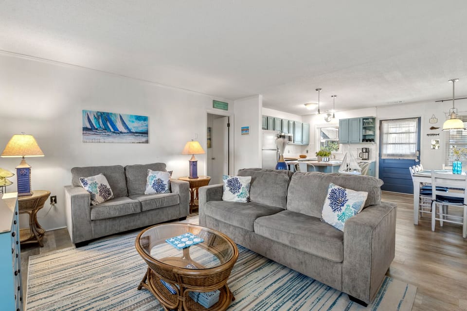 SN572C: Pleasant Seaprise | Living Area