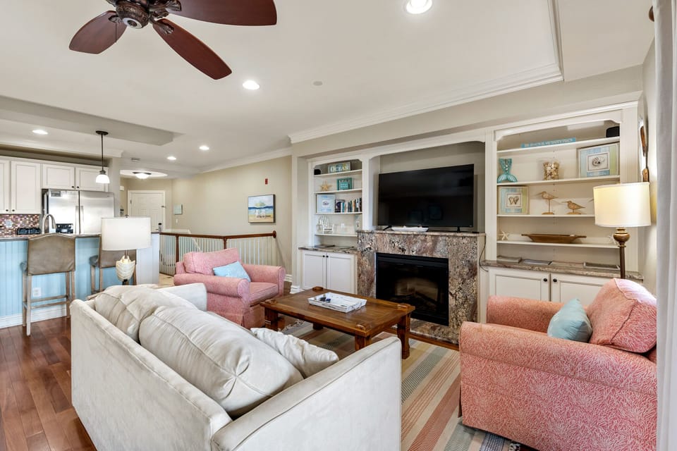 CSC3I: Surfing Gecko | Top Level Living Area