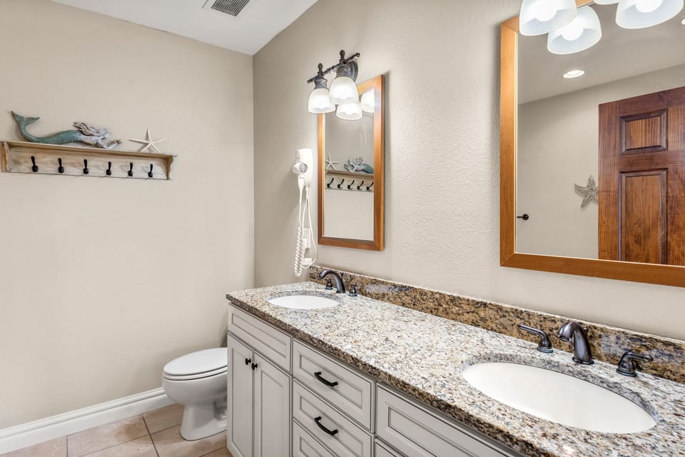 CSC3I: Surfing Gecko | Bottom Level Bedroom 1 Private Bath