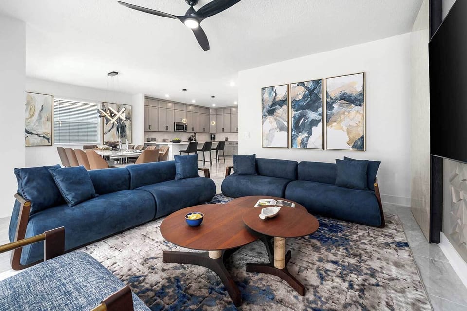 Living RoomLiving Room *Highlight*