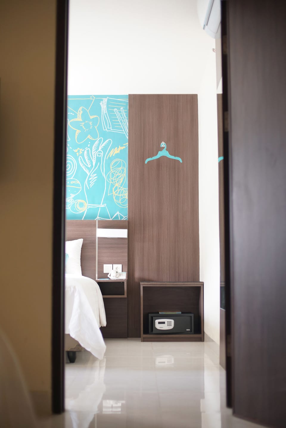 Premium bedding, in-room safe, desk, iron/ironing board