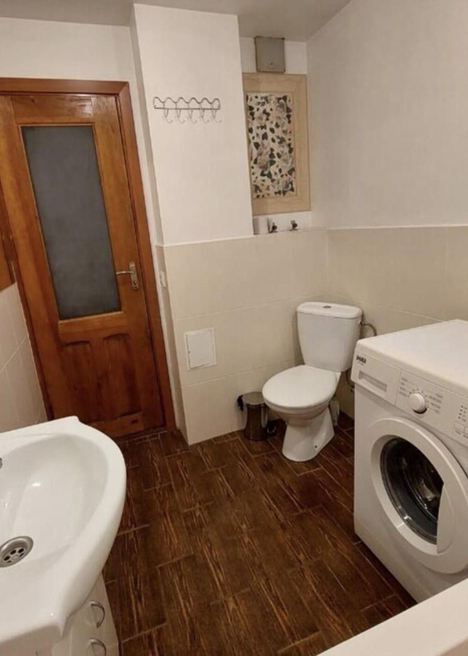 Apartment | Bathroom | Shower, hair dryer, towels