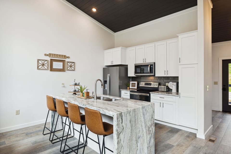 Cabin, 2 Bedrooms | Private kitchen | Coffee/tea maker, fridge, oven, toaster