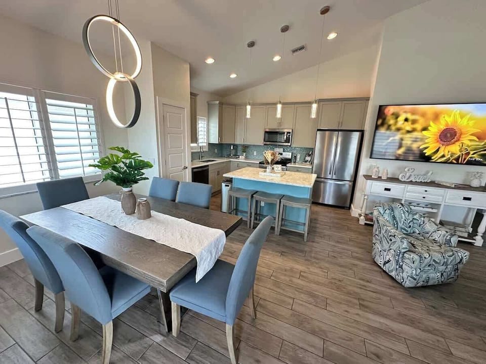 Fully stocked kitchen with dining room seating for 6 