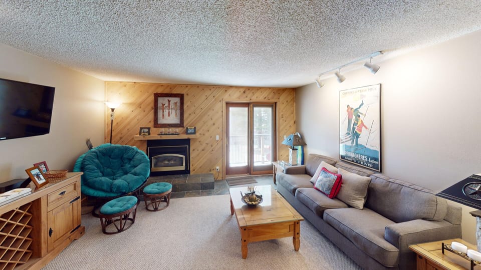 Condo, 2 Bedrooms | Living area