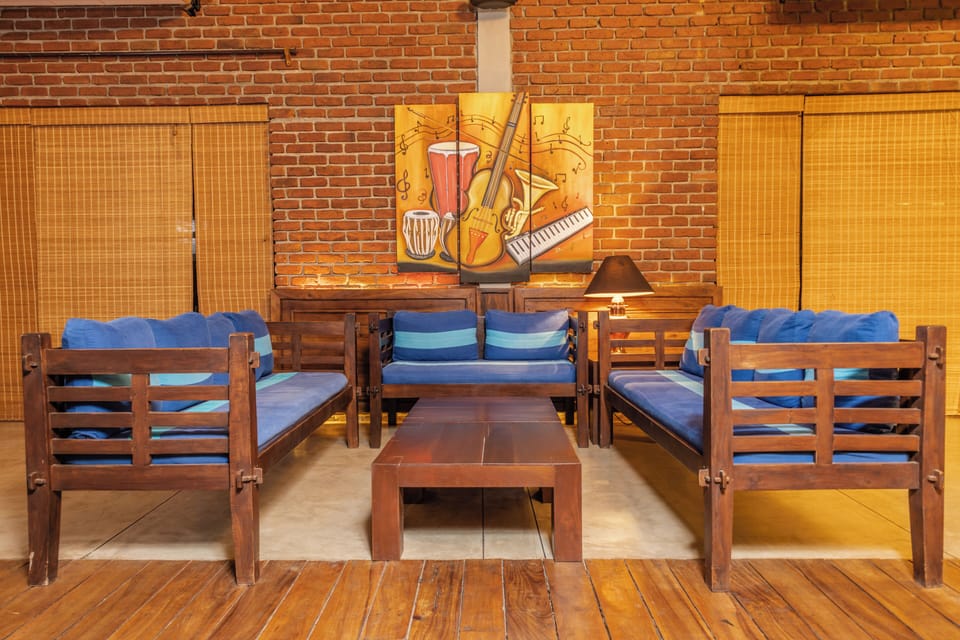3 bars/lounges, pub