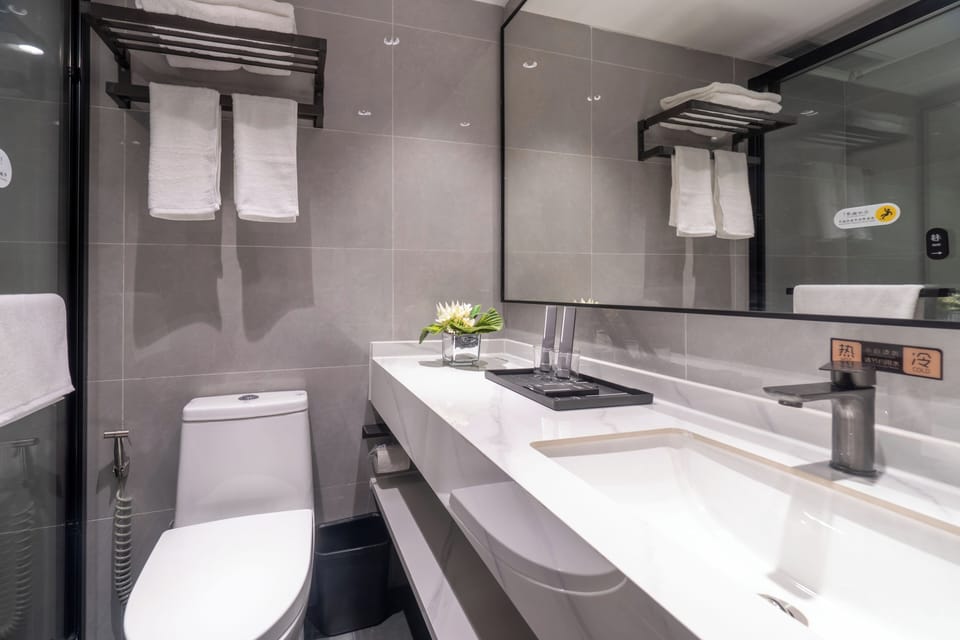Standard Twin Room | Bathroom | Shower, rainfall showerhead, slippers, towels
