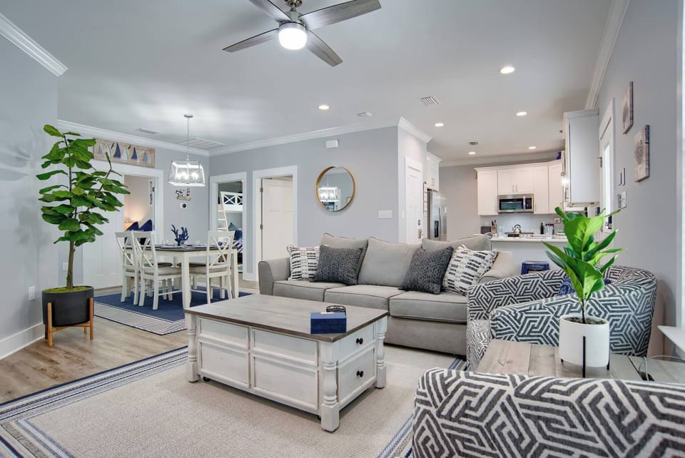 House, 3 Bedrooms, Accessible, Balcony | Living room | Books