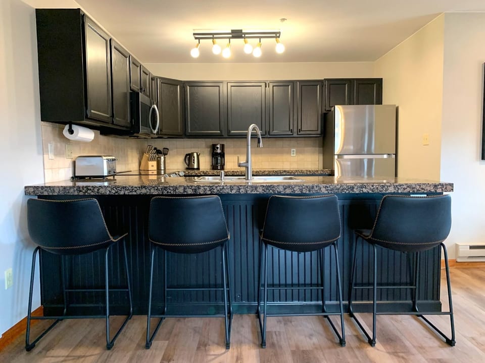 Bar seating for 4 with fully equipped kitchen facing out to the Paradise Divide.