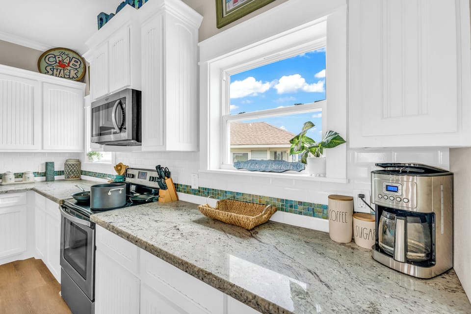Fully equipped Kitchen with stainless steel appliances (3)