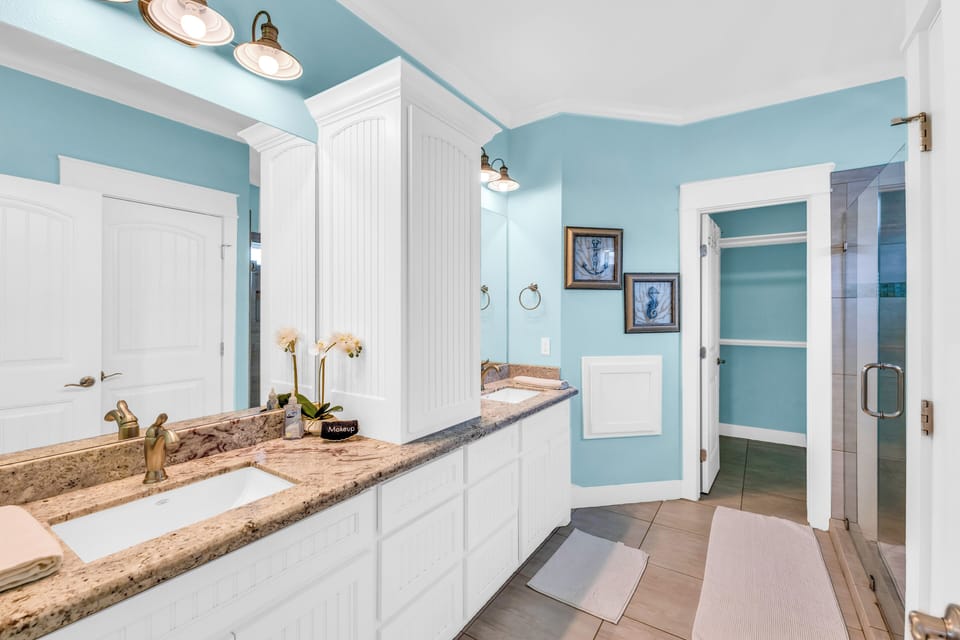 Large bathroom attached to the master suite (1)