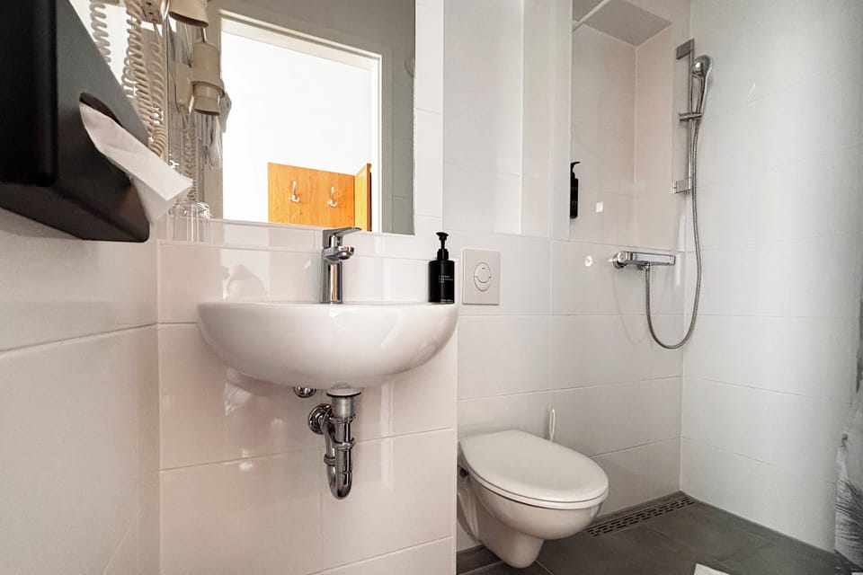 Standard Room, 1 Twin Bed | Bathroom | Shower, free toiletries, towels