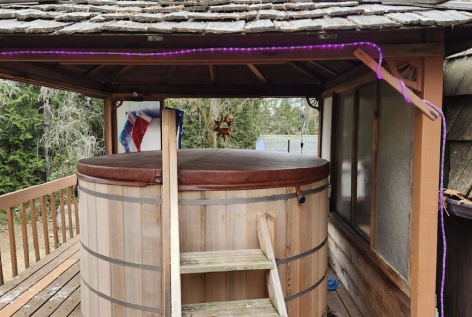Cedar Hot Tub - Shared by guests and community. Open 24 hours. Quiet Hours 10pm-8am.