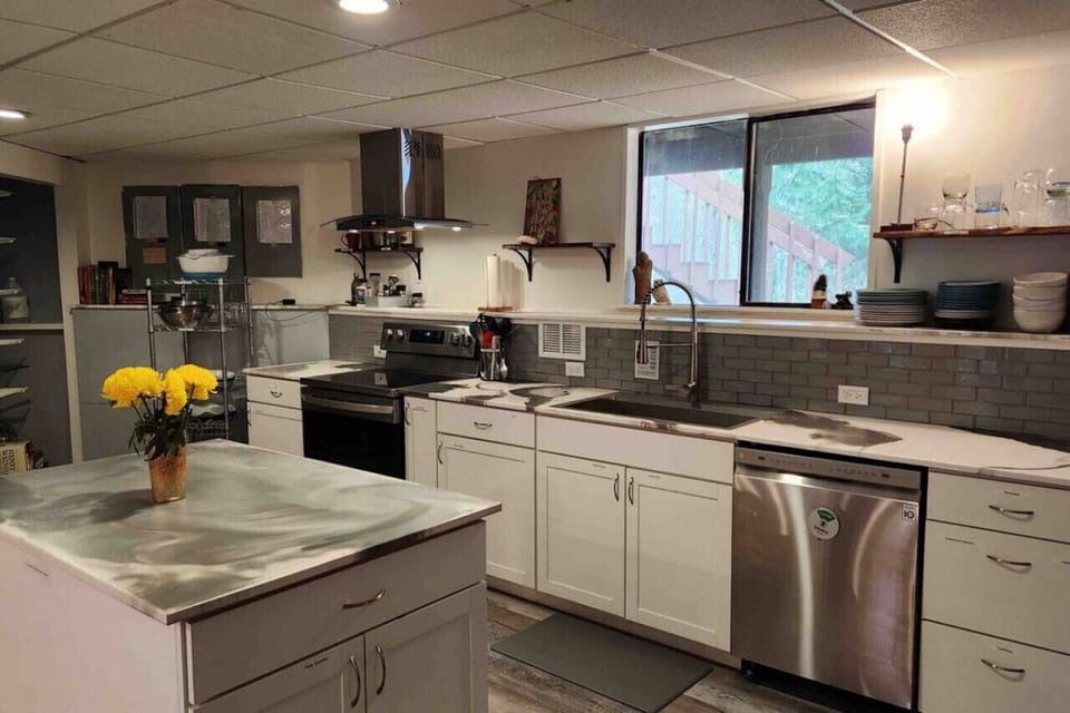 Shared Kitchen fully stocked with appliances. Room to store your (labeled) food in fridges. Washer and dryer. Bathroom with shower. Open 24 hours. Quiet hours 10pm-8am.