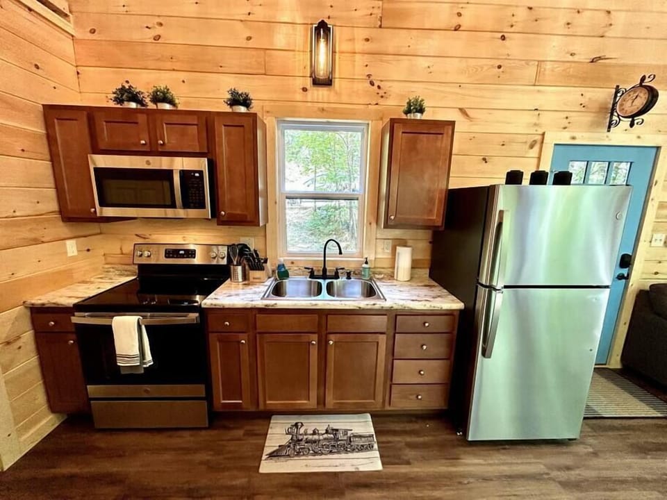 Full kitchen! oven, microwave, refrigerator,   
Stocked with all the basic kitchen ware, pots, pans, silverware. 