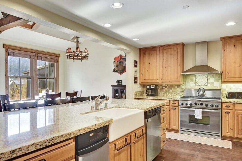 Fully equipped gourmet kitchen